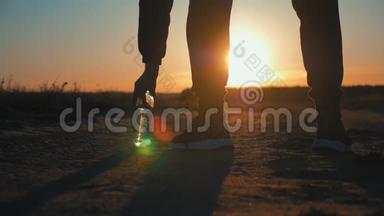 日落时跑步的人的轮廓。 户外越野跑.. 运动的年轻人在大自然中奔跑